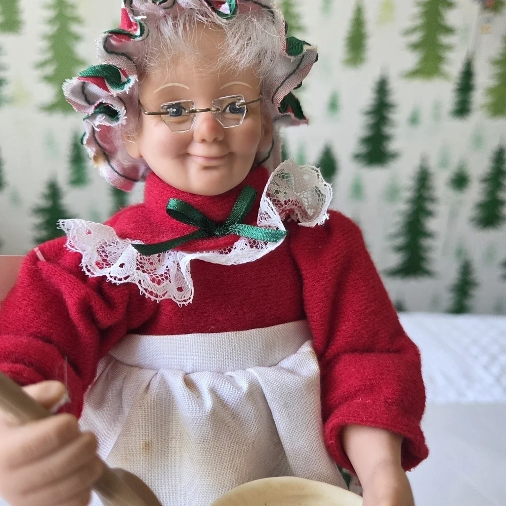 90s Musical Mrs. Claus Christmas Carol Display